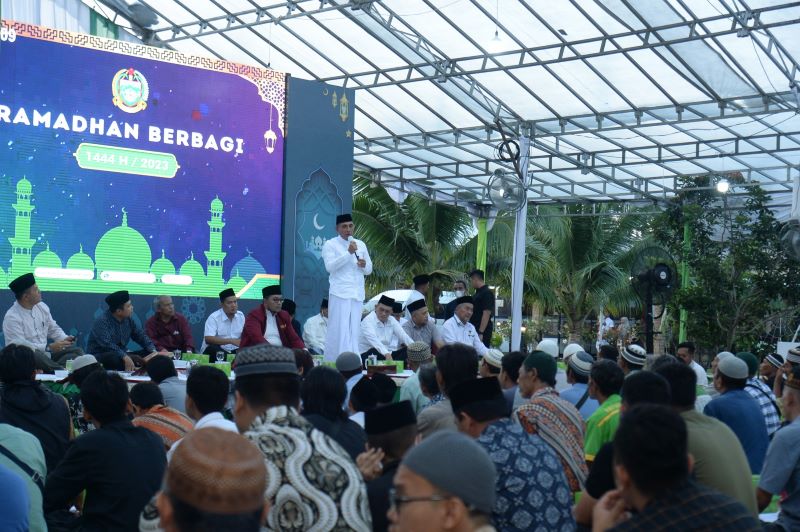 Berbagi Bersama Juru Parkir dan Pedagang Kaki Lima, Gubernur Edy Rahmayadi Berpesan Pentingnya Kejujuran