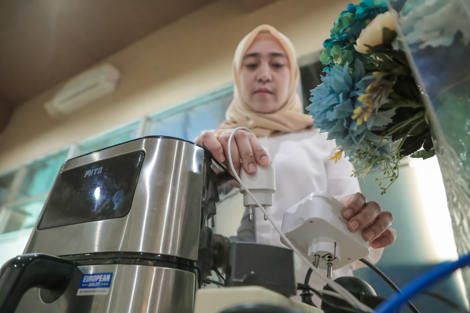 PLN mengimbau masyarakat untuk memastikan kembali tidak ada peralatan elektronik yang tersambung saat akan ditinggalkan mudik lebaran.