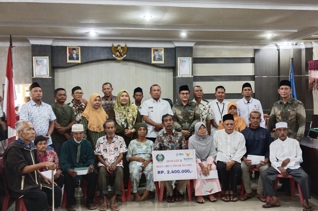 Wali Kota Sibolga Serahkan Dana Orang Tua Asuh bagi Keluarga dan Siswa Berpretasi