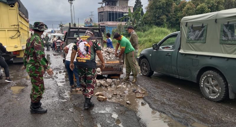 Masyarakat Terharu, Dandim 0205 Tanah Karo Turunkan Personil Timbun Jalan Rusak