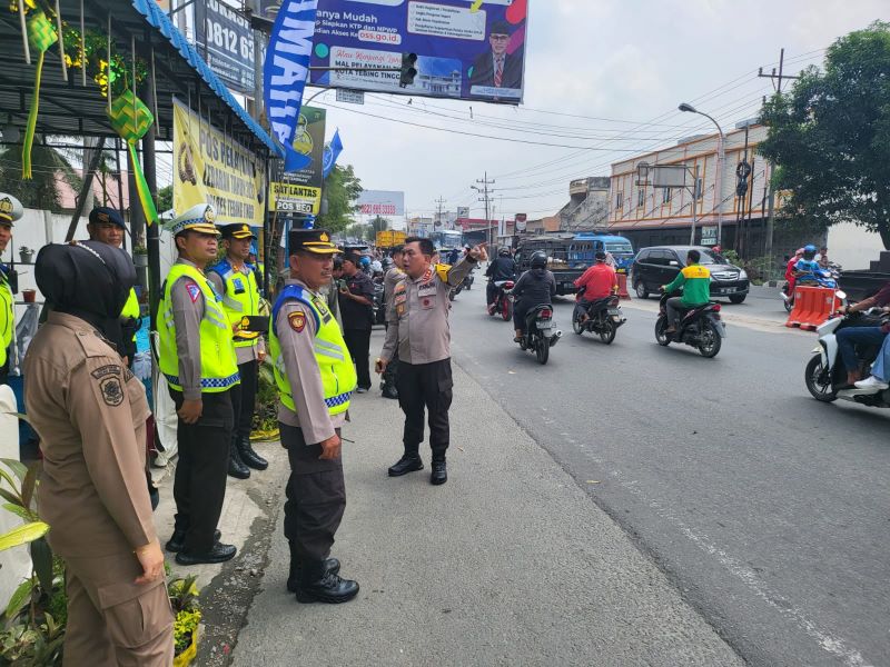 kondisi arus mudik berjalan aman dan lancar, Kapolda Sumut Irjen Pol RZ Panca Putra Simanjuntak, meminjau langsung kondisi arus lalu lintas di Kota Tebingtinggi tepatnya di Simpang Beo.