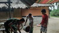 Gadaikan Waktu Istirahat, Personil Satgas TMMD 116 Kodim Deliserdang Bantu Warga Bangun Lantai Rumah
