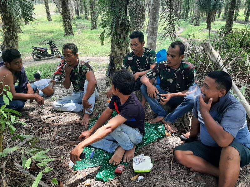 Satgas TMMD 116 Kodim 0204/DS Jalin Keakraban dengan Warga dengan Istrahat Sembari Makan Siang