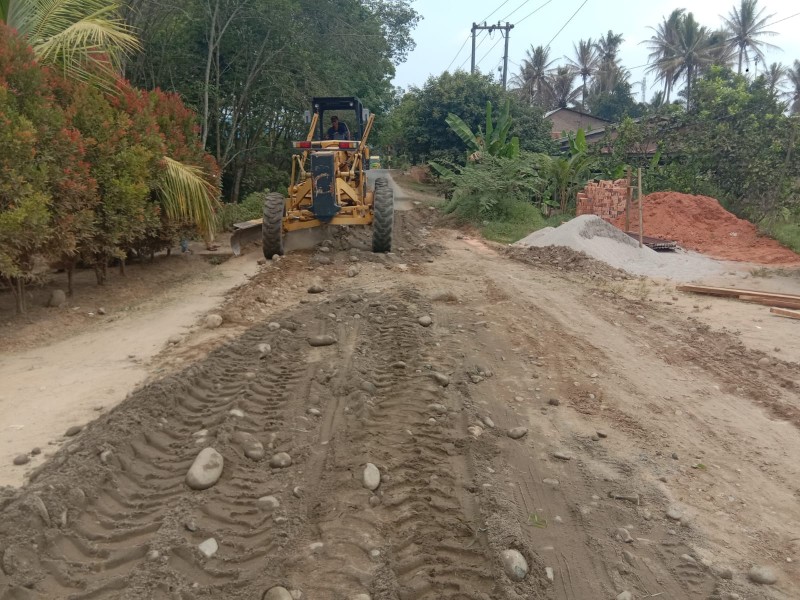 Satgas TMMD 116 Kodim 0204 Deliserdang Kerahkan Alat Berat Buka Badan Jalan