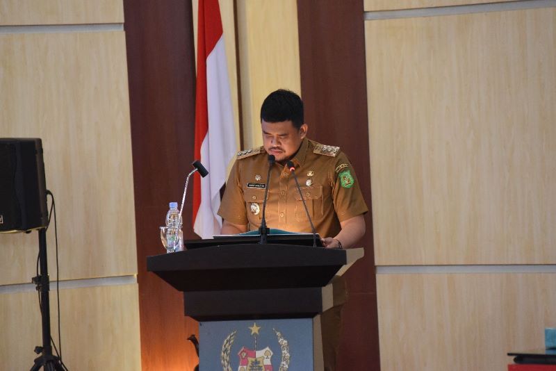 Walikota Medan Muhammad Bobby Afif Nasution menyerahkan berkas penjelasan Kepala Daerah Terhadap Ranperda Kota Medan tentang Pajak Daerah dan Retribusi Daerah