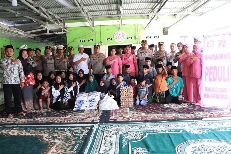 Bulan Bakti Polri Presisi Polres Binjai Salurkan Bansos
