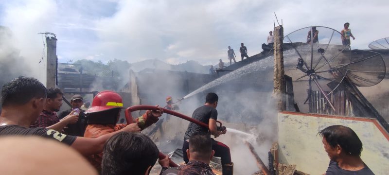 Dua Unit Rumah Tiga Pintu Dilahap Sijago Merah di Sibolga