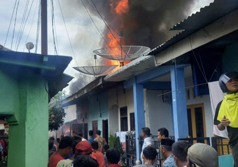 Dua Unit Rumah Tiga Pintu Dilahap Sijago Merah di Sibolga