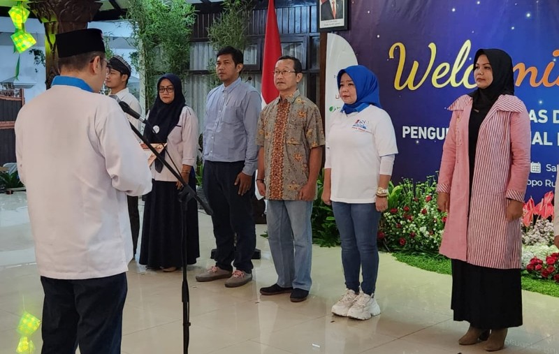 MEDAN | kliksumut.com - Kepengurusan Asia Council for Small Business (ACSB) Regional Sumatera Utara (Sumut) periode 2023-2025 dikukuhkan oleh Presiden ACSB Indonesia, Mufid Wahyudi. Kegiatan pelantikan digelar di Pendopo rumah dinas Walikota Batu Malang, Jawa Timur, Sabtu (13/5/2023).
