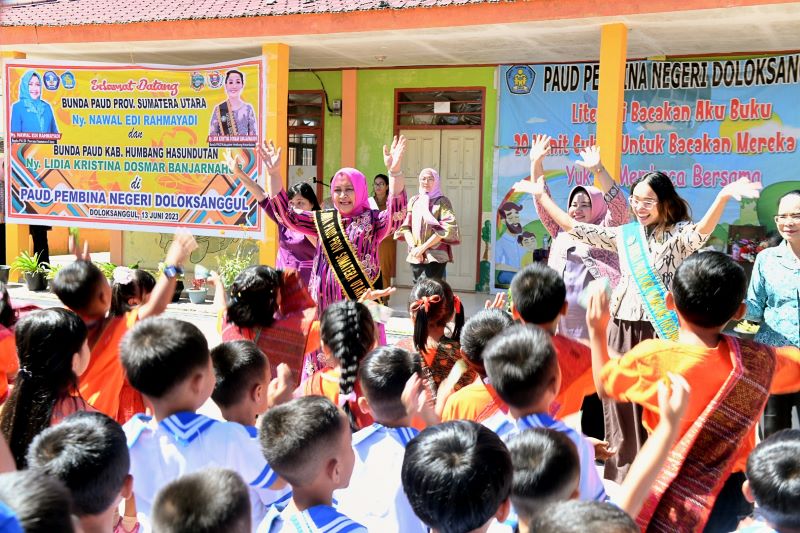 Kunjungi PAUD di Doloksanggul, Ketua PKK Nawal Lubis Siap Sukseskan Transisi Menyenangkan PAUD ke SD