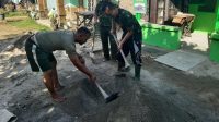 Penuh Semangat, Satgas TMMD Kodim Deliserdang Siapkan Bahan Plester Dinding RTLH