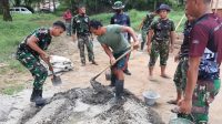 Satgas Kodim Deliserdang dan Warga Bahu Membahu Cor Tugu TMMD Ke-116
