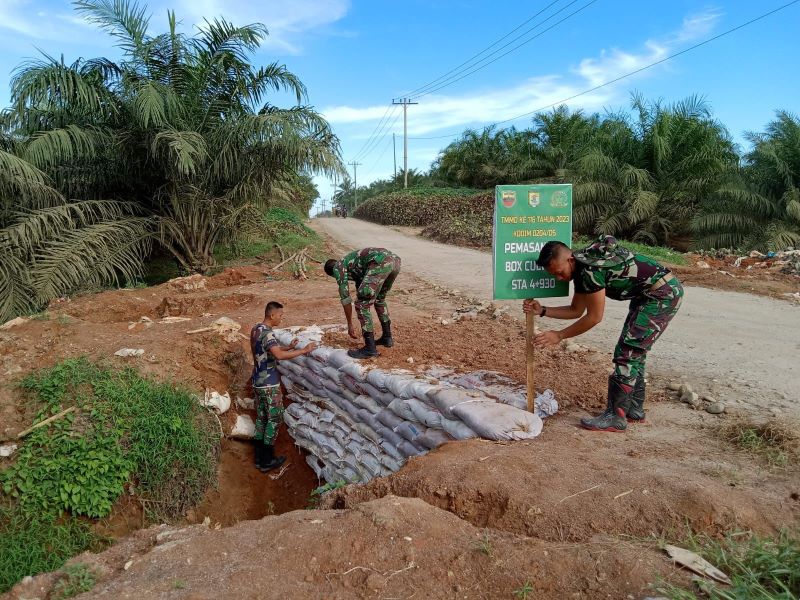 Tambah Perkuatan Box Culvert, Satgas TMMD Kodim Deliserdang Bangun Tanggul Pencegah Longsor