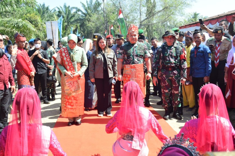 Tari Podang Sambut Kasad di Acara Penutupan TMMD 116 Kodim Deliserdang