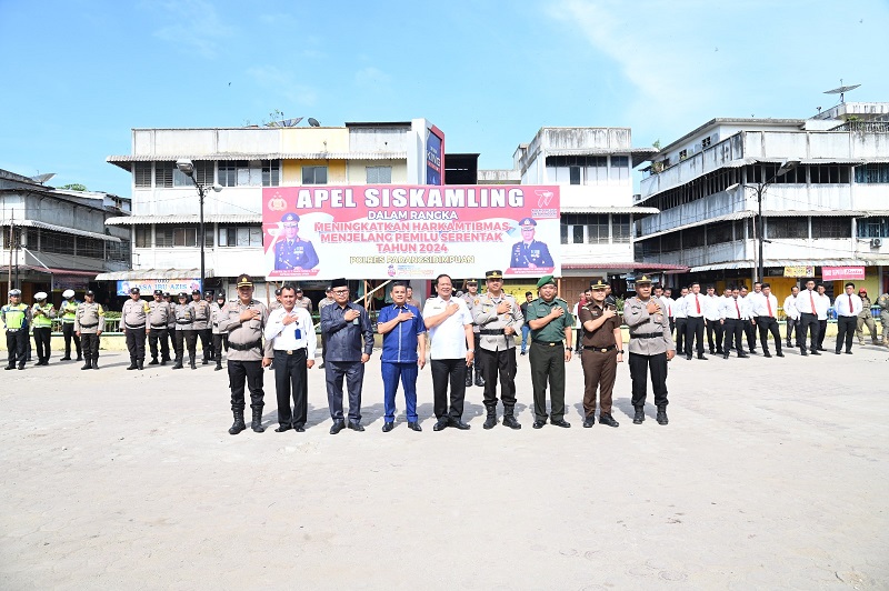 Walikota Saksikan Kapolres Padangsidimpuan Pimpin Apel Siskamling Tingkatkan Harkamtibmas Jelang Pemilu Serentak 2024