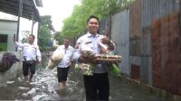 Hujan dan Banjir Tidak Menjadi penghalang Pokdar Kamtibmas Bhayangkara Resor Medan Dalam Berbuat Kebaikan