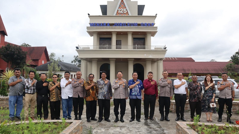 Jaga Silaturahmi, Kapolres Karo Bersama Jajaran Disambut Hangat Moderamen GBKP