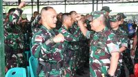 Pangdam I Bukit Barisan Berikan Jam Komandan Saat Latihan Pratugas Prajurit