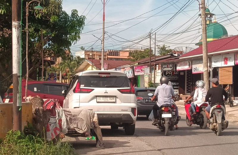 Sebabkan Kemacetan, Warga Minta Dishub dan Lantas Labuhanbatu Tertibkan Mobil Rejeki Anugerah Travel di Jalan Mesjid