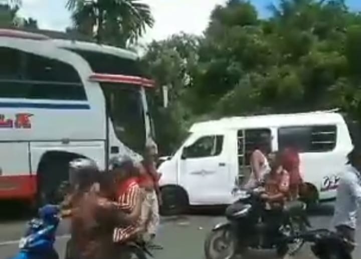 Tak Terkendali, Angkot Seruduk Bus Idola 4 Orang Luka-luka