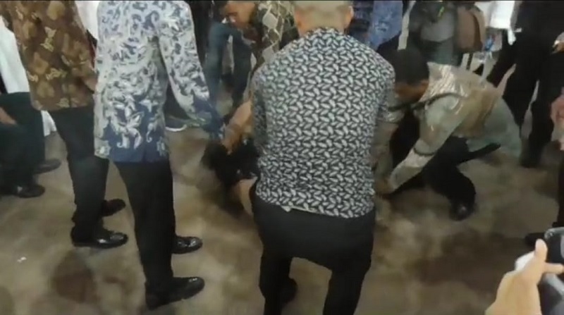 Ini Sosok Ibu Diduga Pelempar Sandal dan Botol Air mineral Ke Presiden Ri, Ternyata Pernah!