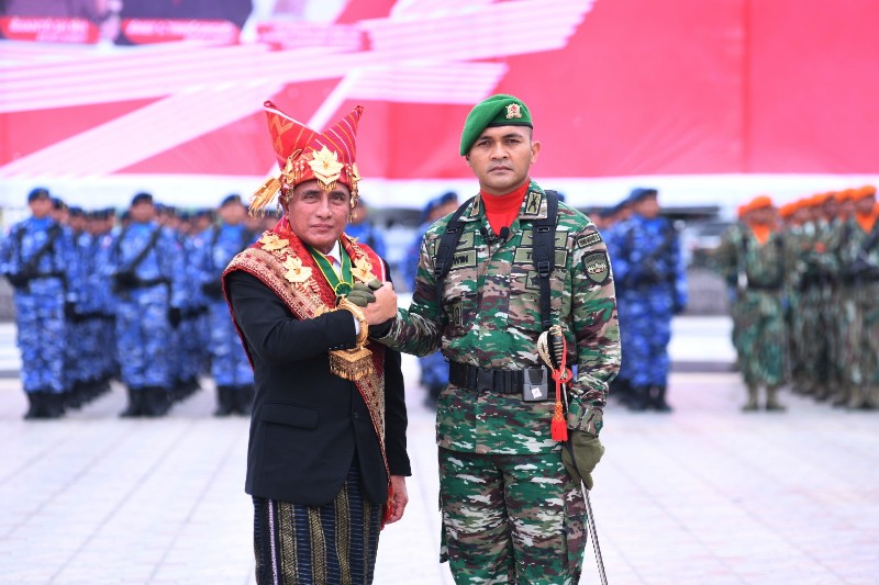 Upacara Peringatan 78 Tahun Kemerdekaan RI di Sumut Khidmat, Gubernur Edy Rahmayadi Pakai Baju Adat Karo