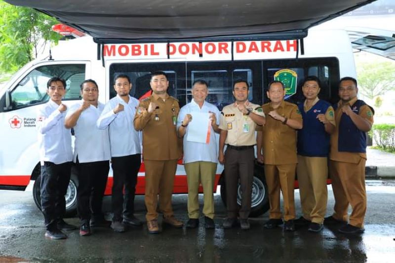 Bupati Labura Serahkan Mobil Hibah Donor Darah Kepada PMI Labura