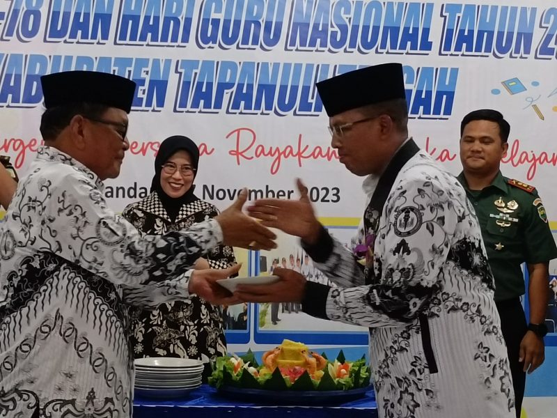 Kadisdik Tapteng dan PGRI Rayakan HUT ke-78 dan Hari Guru Nasional