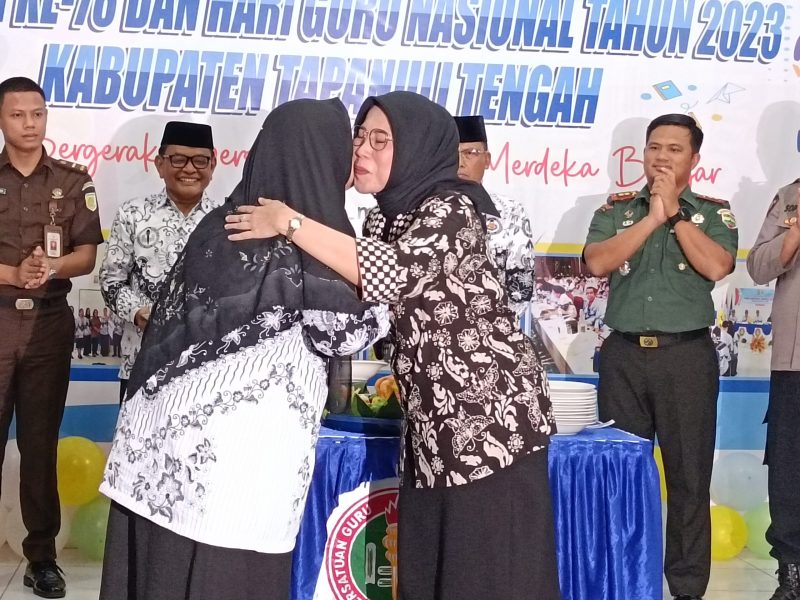 Kadisdik Tapteng dan PGRI Rayakan HUT ke-78 dan Hari Guru Nasional