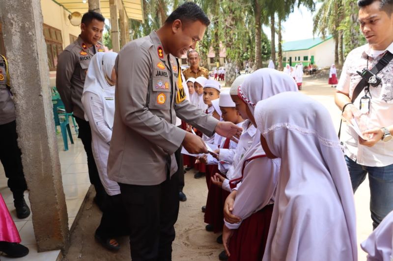 Pererat Silaturahmi, Kapolres Labuhanbatu Kunjungi Yayasan Karisma Madrasah Ibtidaiyah Swasta di Kelurahan Pulo Padang