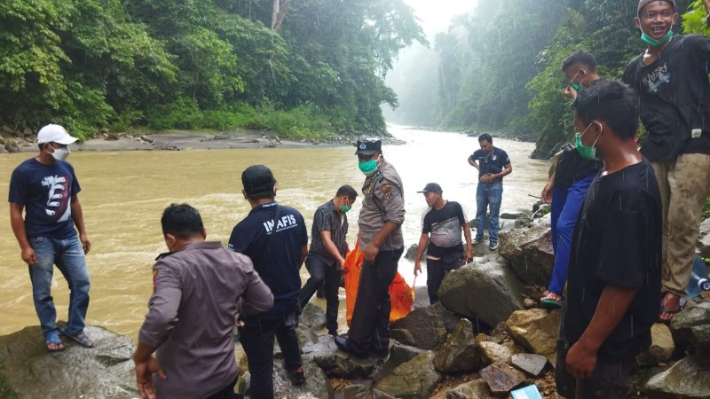 Polsek Kutabuluh Karo Gerak Cepat Evakuasi Mayat Terapung Di aliran Sungai Lau Biang PT WEP