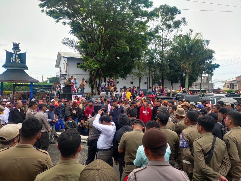 Warga Tiga Desa Desak Hentikan Proyek Pembangunan Pipa Air Di Hutan Kabung
