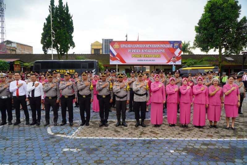 Diwarnai Tradisi Penyiraman Air Bunga, 34 Personil Polres Karo Naik Pangkat