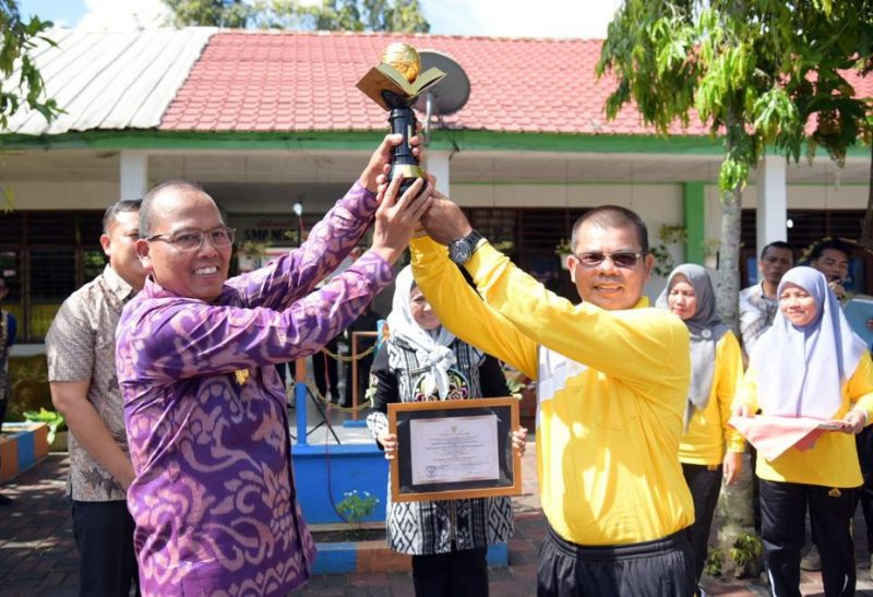 SMP N1 Badiri Ukir Prestasi, Pj. Bupati Tapteng Serahkan Piala Adiwiyata Mandiri