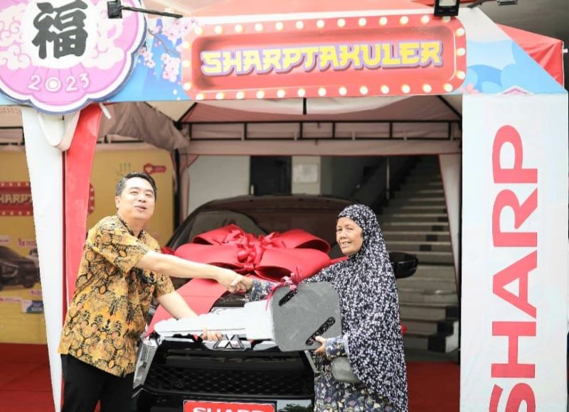 Dua Pemenang Grand Prize Terima Hadiah Mobil Undian Sharp Spektakuler