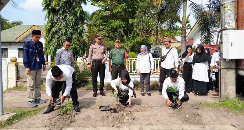 KPU Langkat Lantik 21.889 KPPS Diiringi Aksi Penanaman Pohon