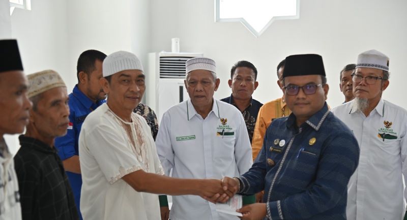 Pj Walikota Padangsidimpuan Serahkan Zakat Infaq dan Shodaqoh