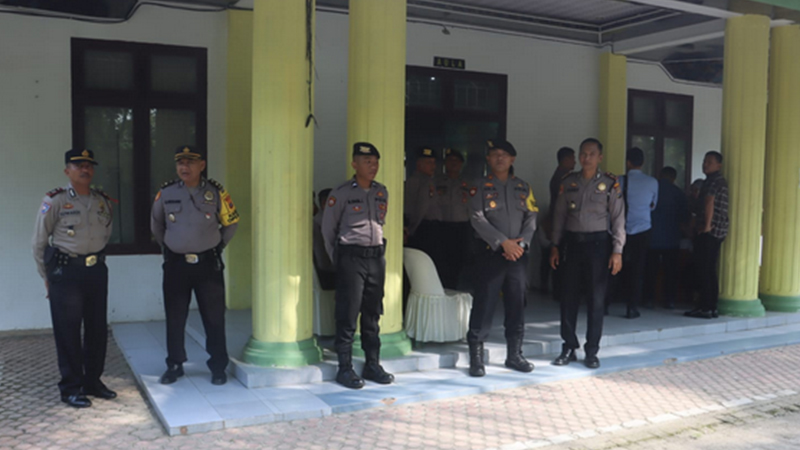 Polres Langkat Kawal Rekapitulasi Suara Tingkat KPU Langkat Di Gudang Pegnasos Stabat