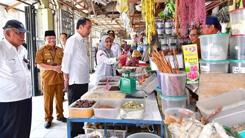 Jokowi Resmikan Jalan Daerah dan Tinjau Stok Beras di Kota Tanjungbalai
