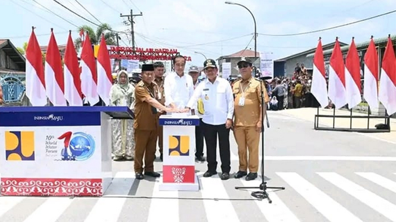 Jokowi Resmikan Jalan Daerah dan Tinjau Stok Beras di Kota Tanjungbalai