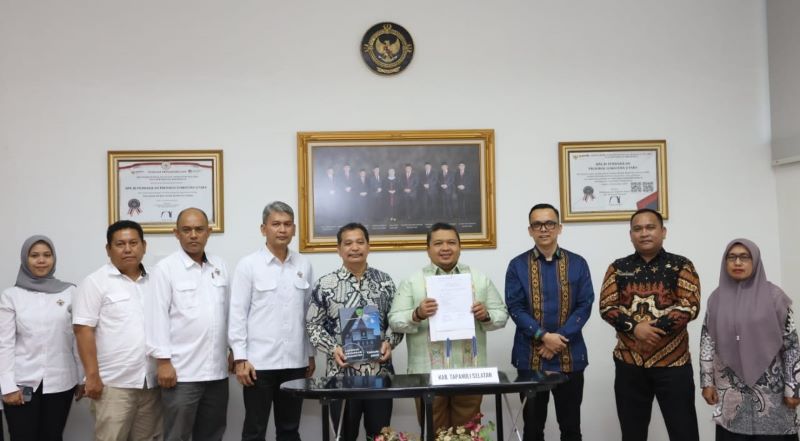 Bupati Tapsel Serahkan LKPD TA 2023 ke BPK RI