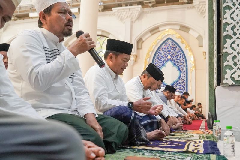 Malam Pertama Tarawih, Pj Gubernur Sumut Salat di Masjid Agung Medan Bersama Ratusan Masyarakat