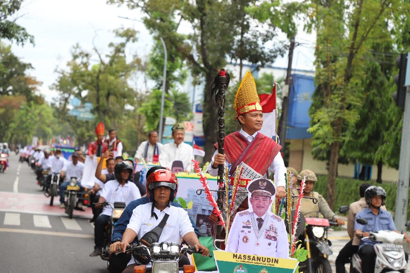 Pj Gubernur Sumut Pakai Baju Adat Toba, Naik Becak Bersama Bupati/Walikota saat Musrenbang