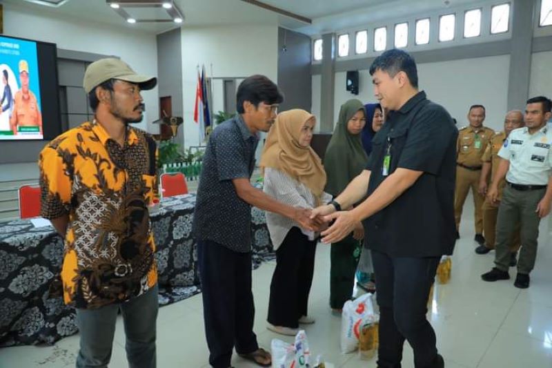 343 KPM Kecamatan Kualuh Hulu dan Kualuh Selatan Terima Bantuan Sembako Sebesar 7,4 Miliar