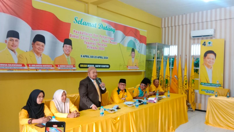Dolly Pasaribu Mengambil Berkas Formulir Pendaftaran Bakal Calon Bupati Tapsel di Partai Golkar
