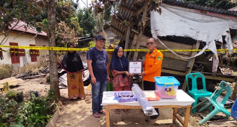 Gerak Cepat Bupati Tapsel Santuni Keluarga Korban Kebakaran di Angkola Barat