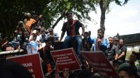 Ratusan Masyarakat Batak Demo Gedung DPRD Sumut Tuntut Pemerintah Cabut Izin PT. Toba Pulp Lestari