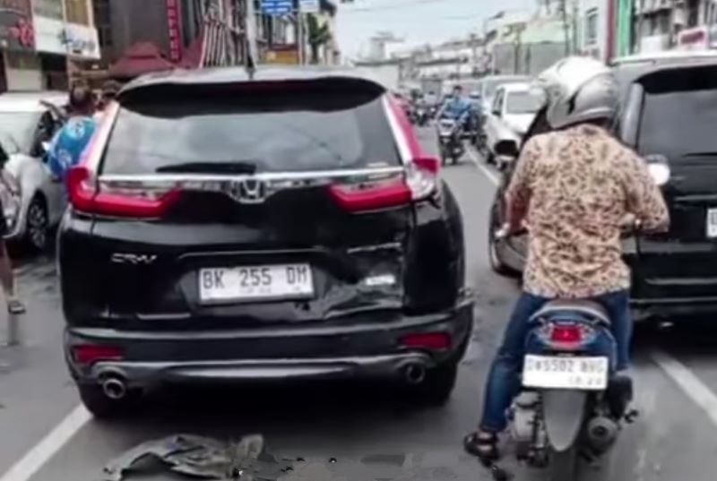 Viral.. Pelajar SMA Bawa CRV Turbo dan Tabrak Mobil Showroom di Medan, Kapolsek Medan Baru Tak Jawab