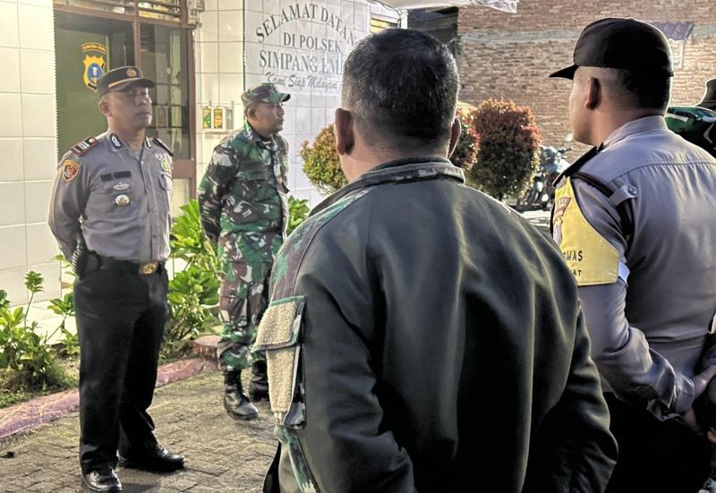 Polsek Simpangempat bersama TNI Laksanakan Pengamanan Takbiran