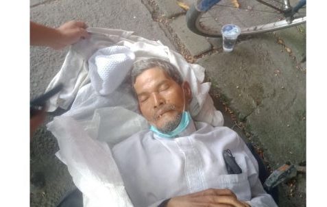 Diduga Sakit, Pria Paruh Baya Tergeletak Dipinggir Jalan